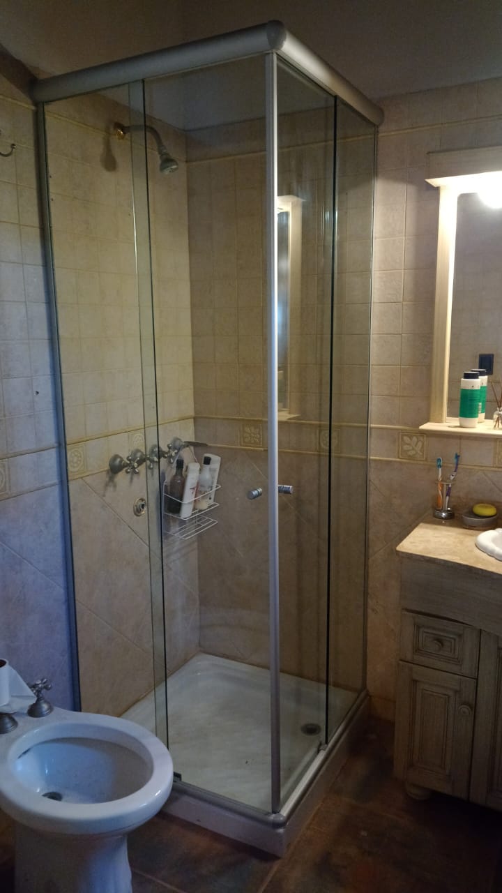 Mampara de baño de vidrio templado a medida fabricada por Búnker II