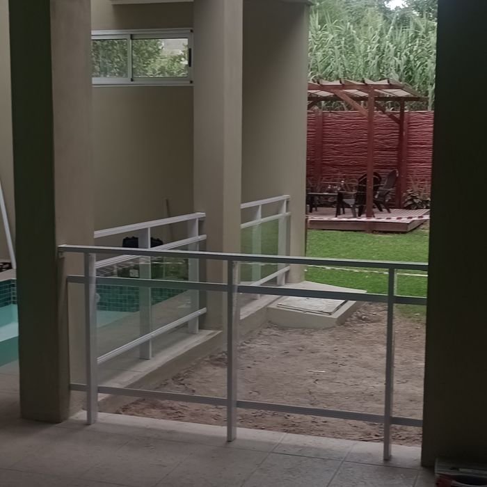 Baranda de aluminio y vidrio para borde de pileta
