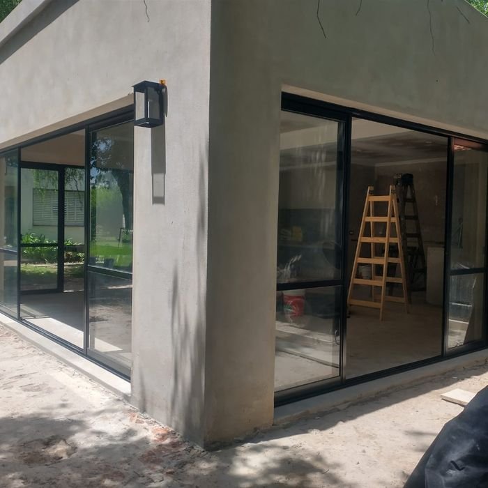 Ventanal corredizo de aluminio negro en vivienda moderna
