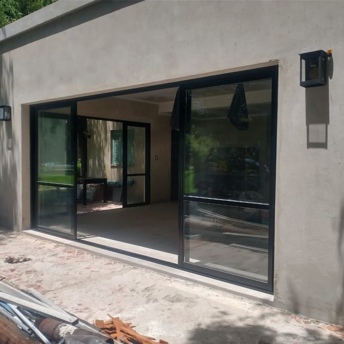 Cerramiento vidriado de galería con perfilería negra