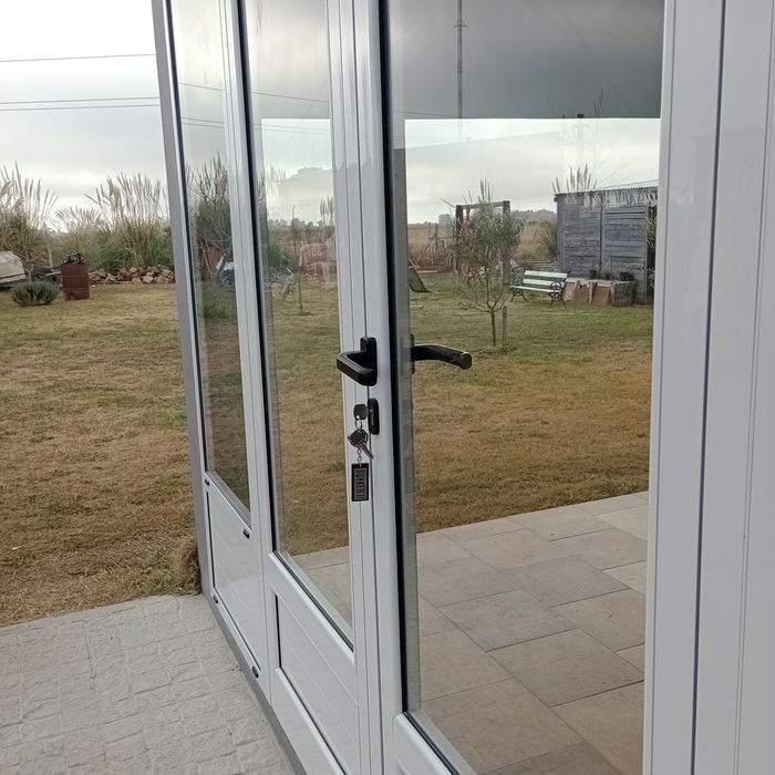 Cerramiento línea Módena blanco con puerta y paños fijos