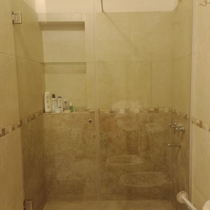 Mampara de baño en vidrio templado cortada a medida