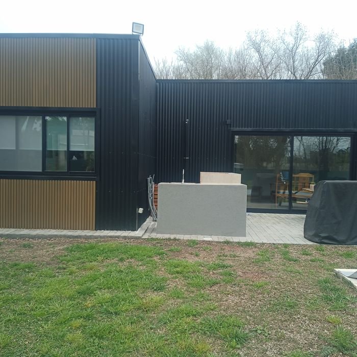 Vivienda moderna con aberturas de aluminio negro línea A30 New