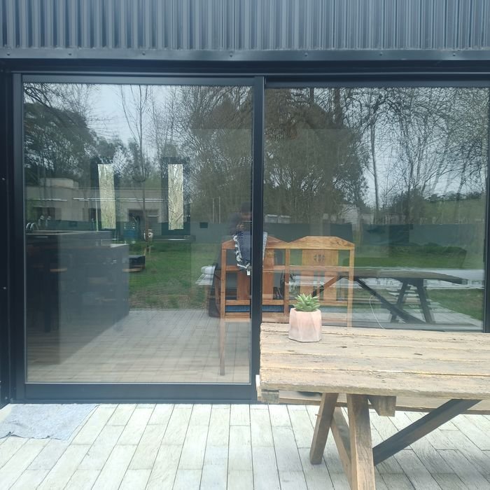 Puerta ventana corrediza de aluminio con salida a deck