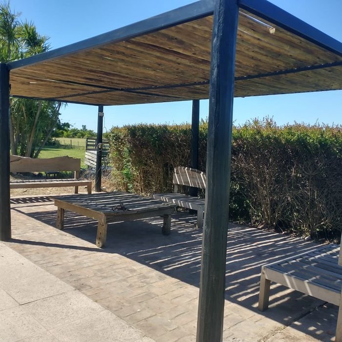 Pérgola de estructura metálica a medida para jardín