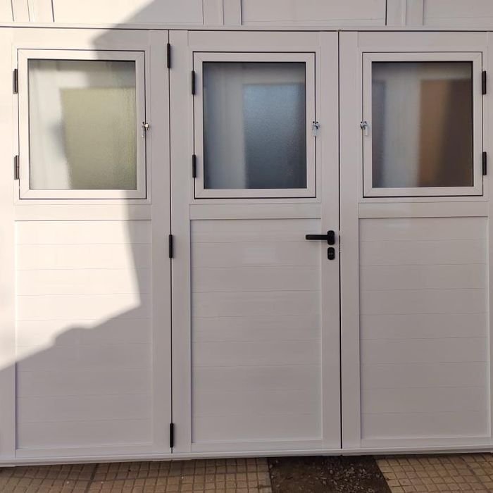 Portón de aluminio de 3 hojas con ventanas
