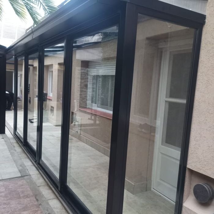 Techo corredizo de policarbonato con cerramiento de aluminio y vidrio