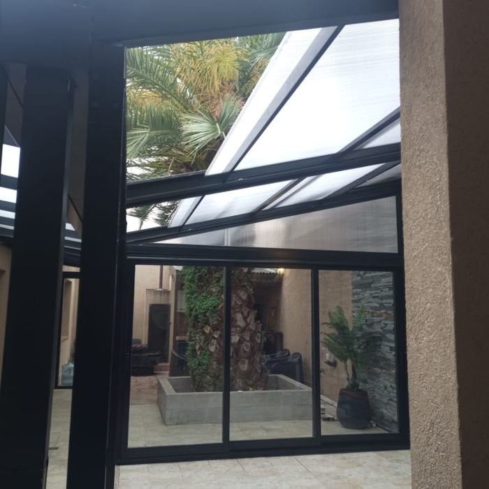 Techo corredizo de policarbonato sobre patio interno