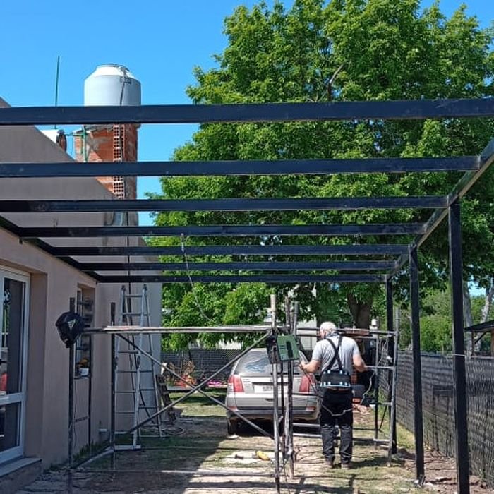 Estructura de techo de policarbonato para galería exterior