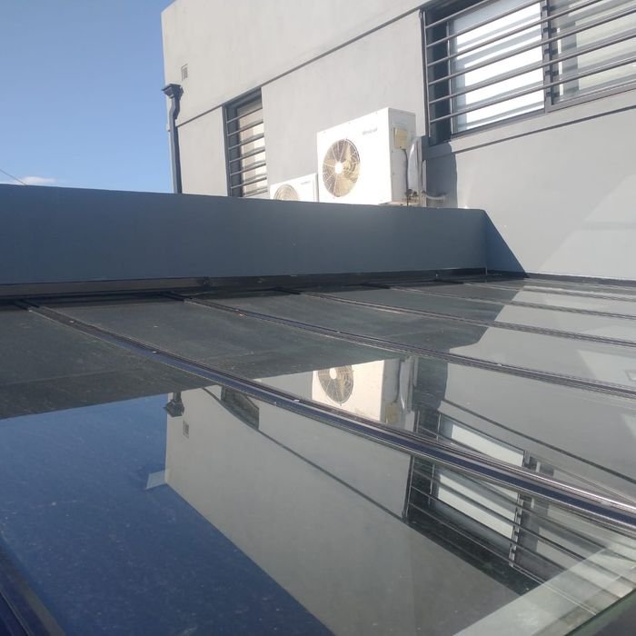 Techo vidriado con estructura de aluminio y vidrio laminado de seguridad